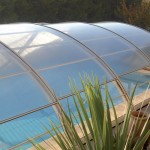 Abri de piscine semi-haut transparent